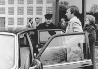Historischer Moment: Der damalige Bundeskanzler Helmut Schmidt verlässt den Wendlandhof in Lübeln nach seinem Besuch im April 1981 in Lüchow-Dannenberg. Die hiesigen Kommunalpolitiker lobte Schmidt in der Gorleben-Frage als "knorrig und standhaft".