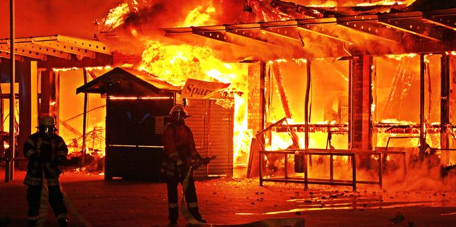 Der riesige Komplex mitten in Dannenberg steht in Flammen. Die Feuerwehr war bis weit in die Nacht hinein den Löscharbeiten beschäftigt. Foto: rg 