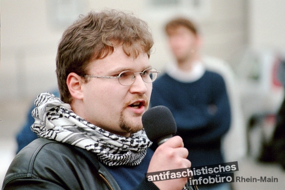 Safet Babic hält 2001 in Altenkirchen seinen ersten öffentlichen Redebeitrag.