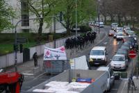 Die erste Hundertschaft erscheint. LKW blockiert zwischenzeitlich die Straße