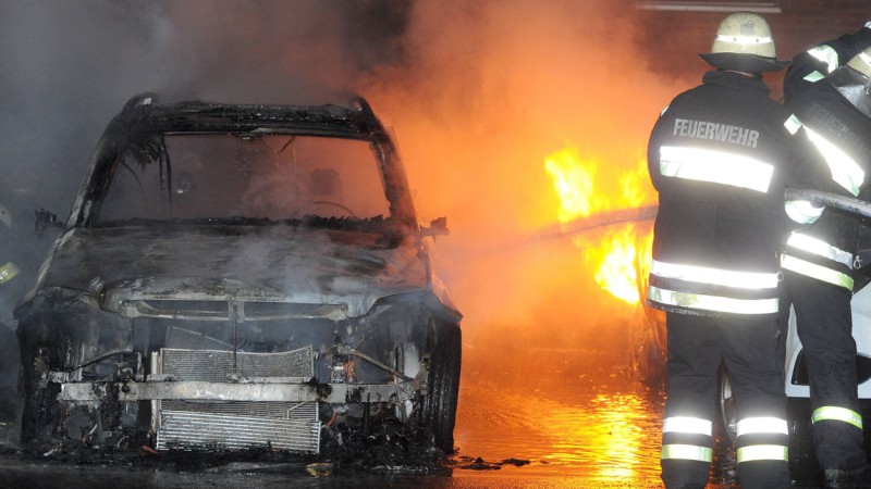 Insgesamt brannten in einer Nacht 9 Autos