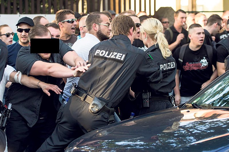 Hier schubst René F. (23) einen Polizisten vor ein Auto.