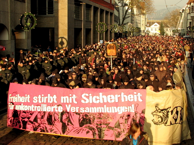 13.12.2008, Wie immer unangemeldet zogen 2.500 Menschen auf einer KTS-Demonstration gegen das geplante, aber letztendlich verhinderte baden-württembergische Versammlungsgesetz durch die Freiburger Innenstadt.